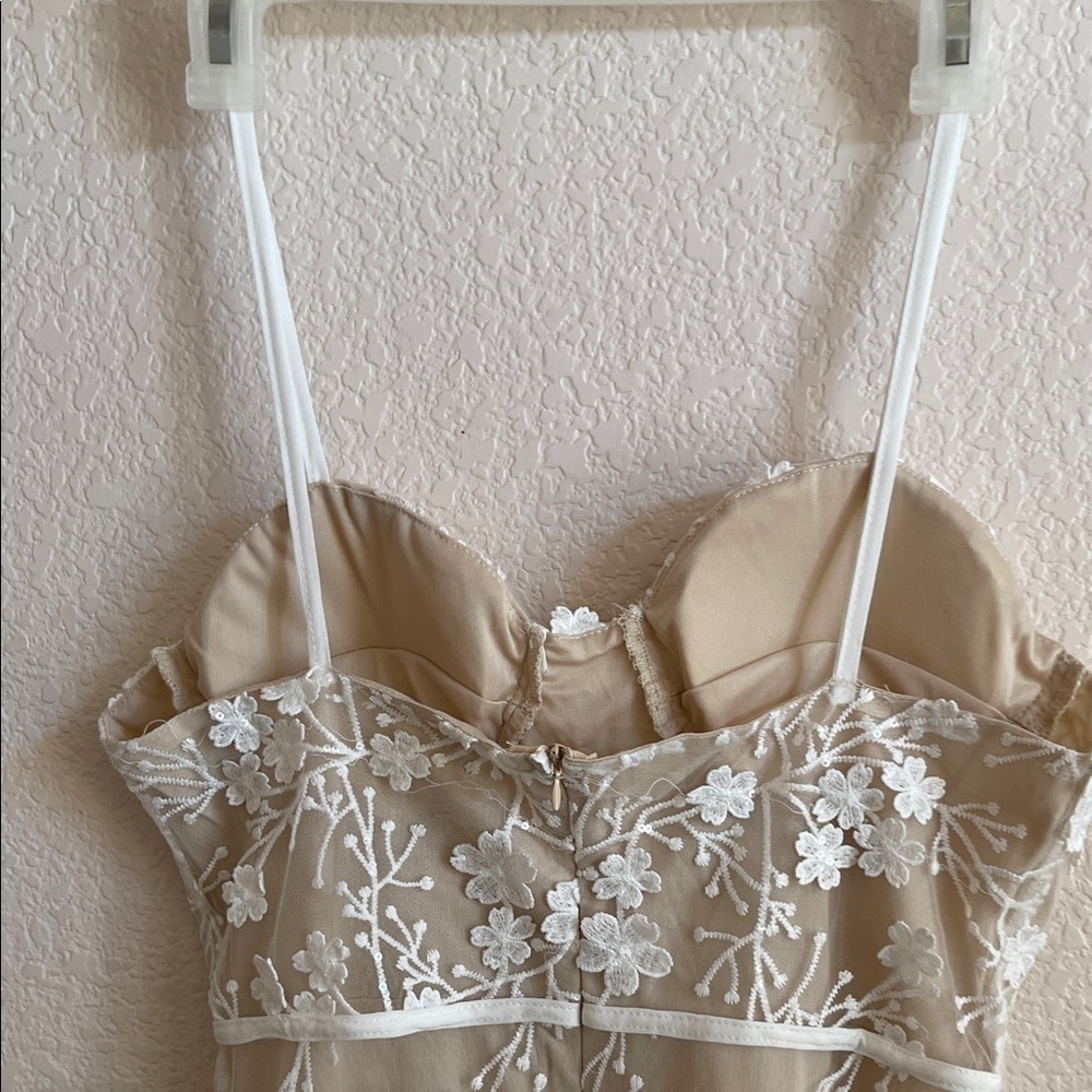 Elegant Floral Dress in Cream and White - Picture 10 of 10